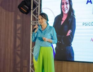 Leticia Martins que recebeu mais de 120 mulheres em uma tarde especial, de muitas trocas e informações relevantes. O tema da palestra foi à autoestima como uma construção, abordando de uma maneira muito acolhedora à subjetividade das mulheres em relação a si mesmas.